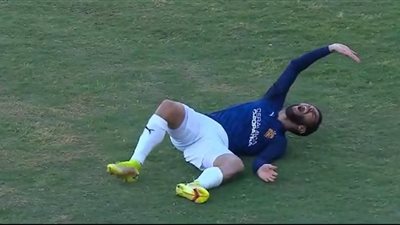 لاعبو فاركو والجهاز الفني يؤازرون أحمد قندوسي في المستشفى بعد إصابته الخطيرة