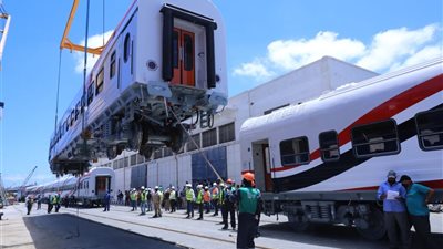 رئيس السكة الحديد يعيد 11 مهندسا وموظفا إلى العمل بعد إيقافهم بقرار وزاري