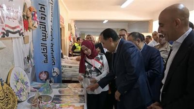 استجابة لـ القاهرة 24.. محافظ أسيوط يحقق أمنية طالبة من ذوي الهمم بالحصول على ماكينة خياطة