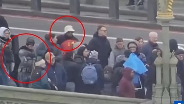 ضباط بريطانيون يرتدون