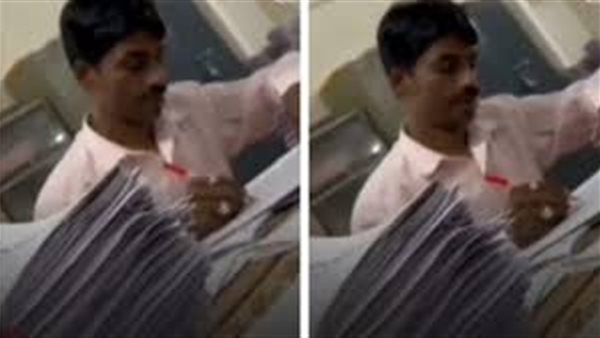 عامل نظافة يصحح أوراق