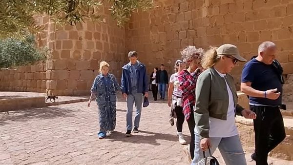 توافد السائحين بمدينة