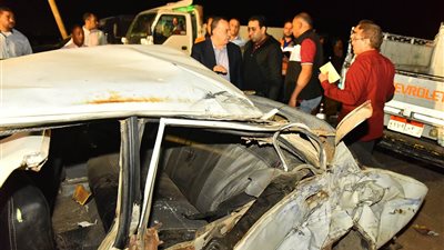 مصرع وإصابة 13 شخصا في تصادم 3 سيارات بأسيوط.. والمحافظ يتابع الحادث | صور 