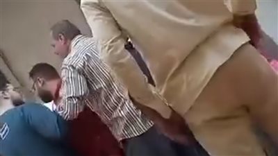 هدوس على وشك بالجزمة| تداول فيديو لمشاجرة صيدلي ومواطن بالتأمين الصحي بالمنوفية.. ورئيس الفرع يرد| فيديو 