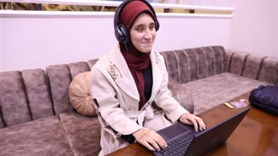 بعد نشر القاهرة 24.. الاتصالات تهدي الطالبة سوريا أشرف لاب توب ومنحة لدراسة البرمجة