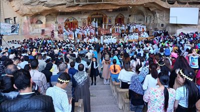 بالسعف والورود.. مئات الأقباط يشاركون في قداس أحد الشعانين داخل دير القديس سمعان | بث مباشر