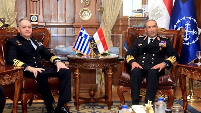 قائد القوات البحرية يلتقى رئيس هيئة الأركان العامة للقوات البحرية اليونانية