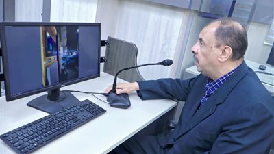 من داخل غرفة العمليات.. محافظ سوهاج يرد بنفسه على اتصالات وشكاوى المواطنين من أجرة السيارات