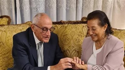 في عمر الـ79.. سيدة تتزوج من حب عمرها وتبدأ شهر العسل بمسابقة سباحة