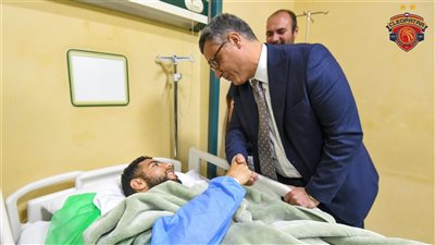 سفير الجزائر بمصر يزور أحمد قندوسي بعد إصابته الخطيرة