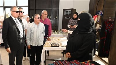 محافظ جنوب سيناء يتفقد قرية التراث البدوي ويشيد بجهود العارضات| صور 