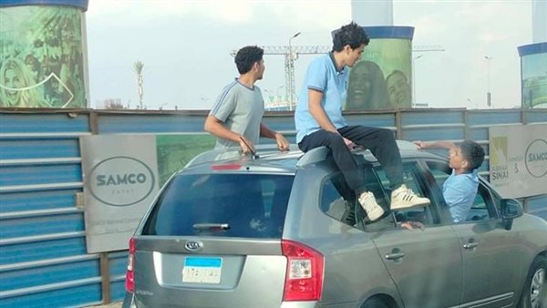 أطفال يستقلون سطح