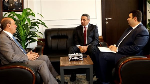 محافظ السويس يبحث