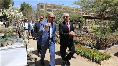 محافظ المنيا ورئيس الجامعة يفتتحان معرض الزهور لكلية زراعة