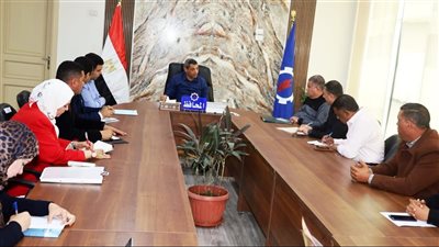 محافظ السويس يلتقي السائقين لبحث تنظيم العمل وتحسين خدمات المواقف