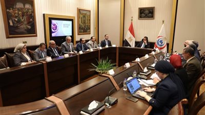 وزير الصحة يبحث توفير 27 جهاز ECMO بالمستشفيات