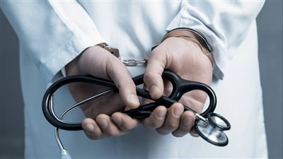 ألمانية تتهم طبيب نساء بالعمرانية بلمس أماكن حساسة بجسدها دون جوانتي | بث مباشر