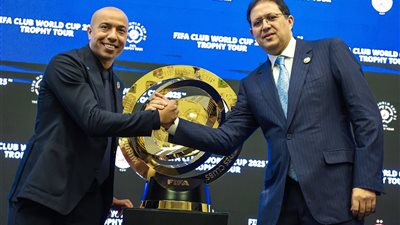 درع كأس العالم للأندية يصل إلى الوداد المغربي خلال جولته العالمية