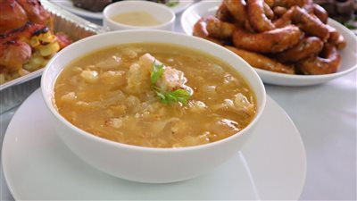 بلسان العصفور.. طريقة عمل شوربة الكوارع.. خطوة مهمة في السلق لا تتنازلي عنها