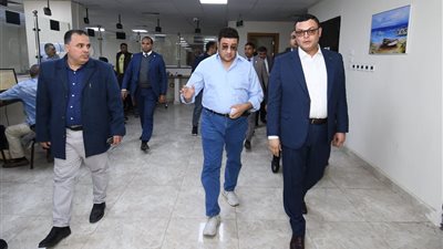 وزير الإسكان يتفقد المركز التكنولوجي لخدمة المواطنين بالعبور.. ويصدر حزمة تكليفات