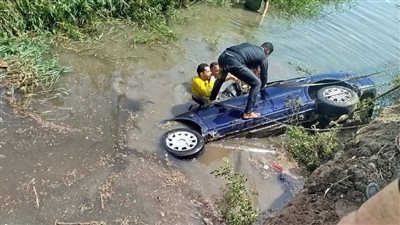 انقلاب سيارة في ترعة بالبحيرة.. والأهالي ينقذون قائدها من الموت 