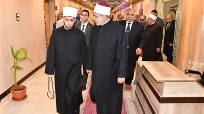 وزير الأوقاف يقدم واجب العزاء في والد رئيس جامعة الأزهر