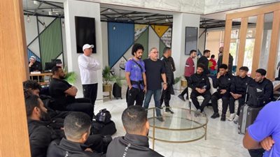قبل مواجهة فاركو.. رئيس إنبي يجتمع باللاعبين في فندق الإقامة