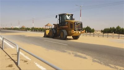 العواصف الترابية تغلق الطرق في الوادي الجديد| صور