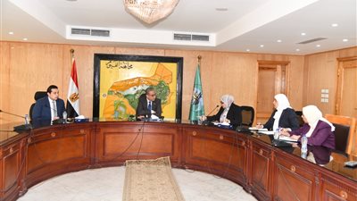 محافظ الفيوم يتابع نتائج التحاليل الدورية لمياه بحيرة قارون وآليات تنمية الثروة السمكية