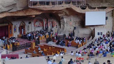 مئات الأقباط يؤدون صلاة خميس العهد بدير سمعان الخراز|بث مباشر 