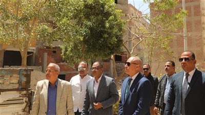 محافظ القاهرة يشرف على أعمال إزالة الأدوار العليا المخالفة لـ 6 عقارات بالمقطم | صور