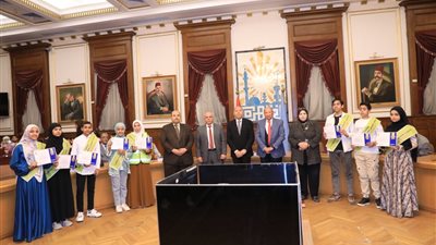 محافظ القاهرة يكرم 30 أما مثالية و50 من حفظة القرآن الكريم| صور