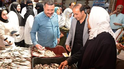 استعدادًا لـ أعياد القيامة وشم النسيم.. حملات رقابية مكثفة لضبط الأسواق في بورفؤاد| صور 