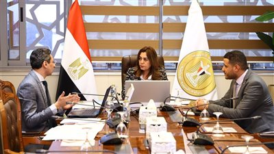 وزيرة التنمية المحلية تستعرض الخطة التدريبية السنوية مع مساعدها