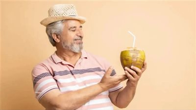 تأثير شرب ماء جوز الهند على مستويات السكر والكلى .. تعرف على التفاصيل