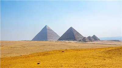 مستشار وزير السياحة الأسبق: منطقة الأهرامات ليست حقل تجارب.. ويوجد بها الأن نحو 6 أتوبيسات