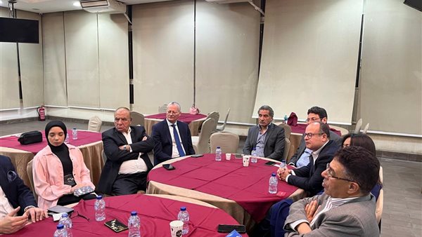 جانب من مناقشة صالون