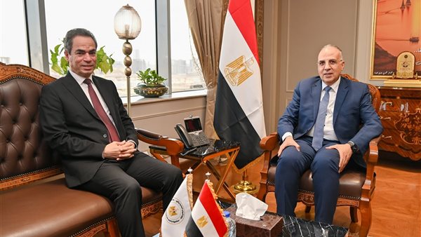 وزير الري خلال لقائه