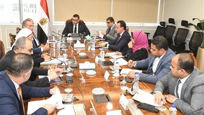 وزير الإسكان يعقد اجتماعا مع رئيس صندوق التنمية الحضرية لوضع خطة تشغيل حديقة تلال الفسطاط