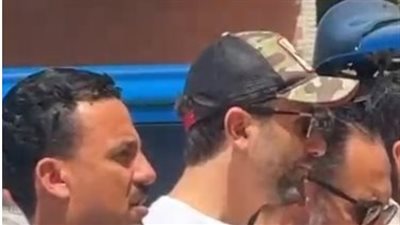 مش قادر يمسك دموعه.. بكاء كريم محمود عبد العزيز في جنازة سليمان عيد
