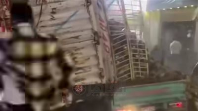 مصرع سائق في تصادم سيارة نقل محملة ببنجر السكر مع ربع نقل بالفيوم