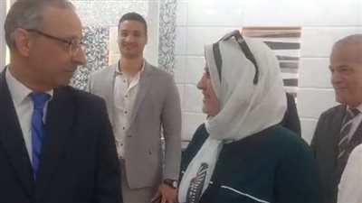 تعالي اتصوري معايا وبلغي خطيبك إني طلبت إيدك.. نائب وزير التموين يمازح طبيبة خلال شرائها سيراميك شقة الزوجية بطنطا