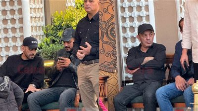 علاء مرسي أول الحاضرين.. نجل سليمان عيد وحمدي الميرغني يستقبلان عزاء الراحل بمسجد الشرطة