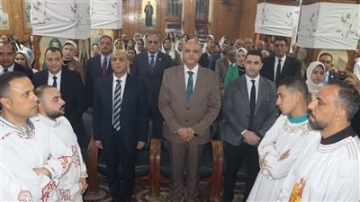 محافظ القليوبية ومدير الأمن يشهدان قداس عيد القيامة المجيد بكنيسة العذراء في بنها