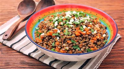 طريقة تحضير سلطة عدس في البيت.. وصفة جديدة بدون تعقيد