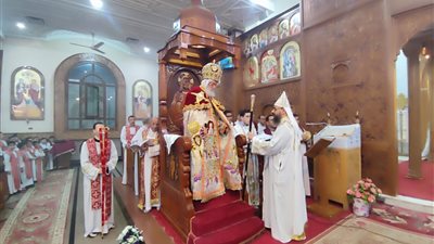 الألاف يشهدون قداس عيد القيامة المجيد بمطرانية الأقباط الأرثوذكس بطهطا في سوهاج | فيديو وصور