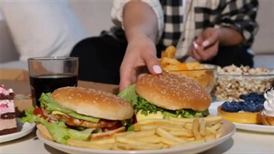 دراسة: الأطعمة شديدة المعالجة تزيد من خطر نمو سرطان الأمعاء لدى النساء 