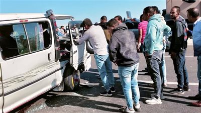 قطعوا العربية علشان يطلعوا السواق.. إصابة 14 شخصا في حادث تصادم بالطريق الأوسطي