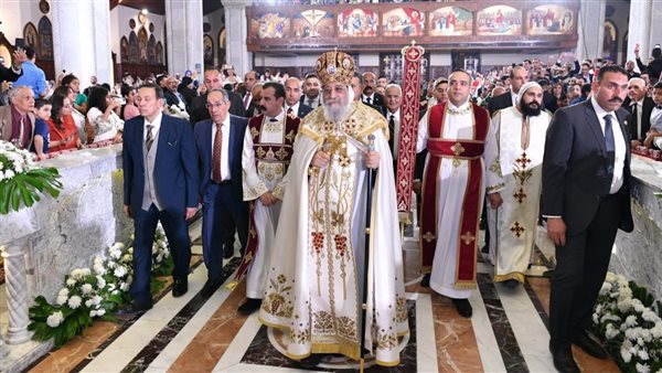 قداسة البابا يصلي