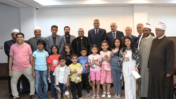 محافظ أسوان يوزع